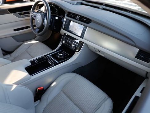 Used 2017 Jaguar XF Prestige image 18
