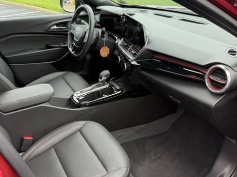 Used 2024 Chevrolet Trax RS w/ Sunroof Package FWD image 6