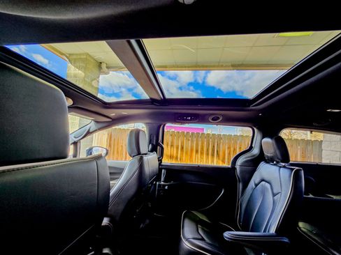 Used 2025 Chrysler Pacifica Limited image 35