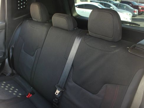 Used 2015 Jeep Renegade Trailhawk AWD/4WD image 14