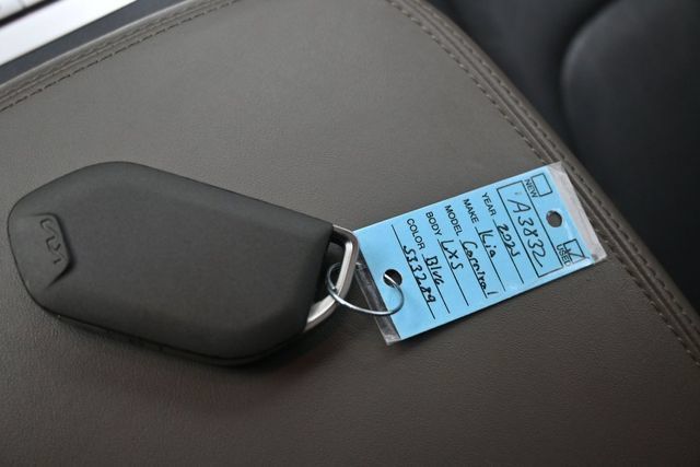 Used 2025 Kia Carnival FWD image 21