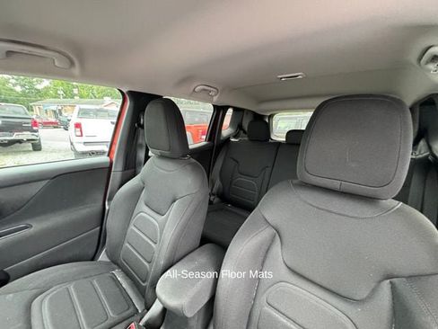 Used 2019 Jeep Renegade Latitude w/ Cold Weather Group AWD/4WD image 24