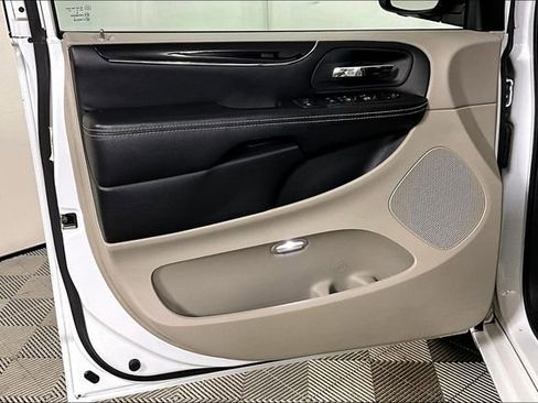 Used 2019 Dodge Grand Caravan SXT image 23