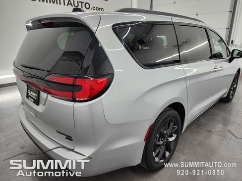 New 2026 Chrysler Pacifica Limited w/ S Appearance Package AWD/4WD image 5