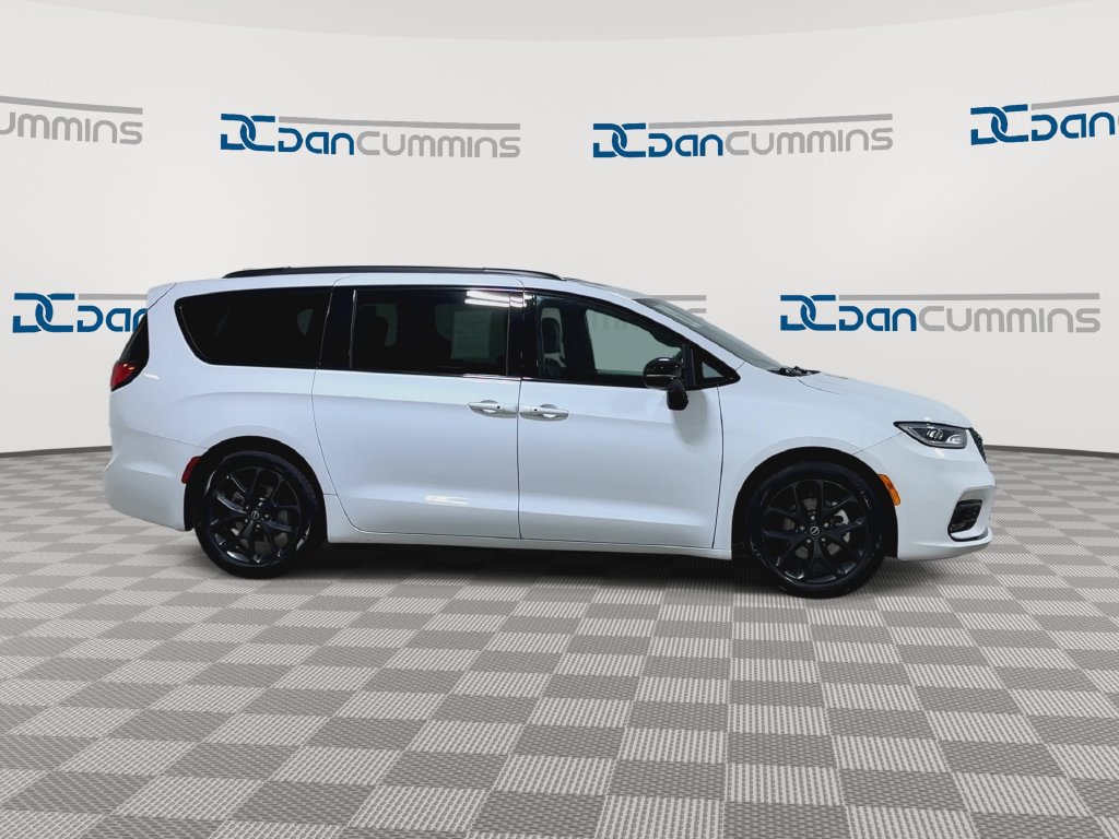 Used 2025 Chrysler Pacifica Limited FWD image 9