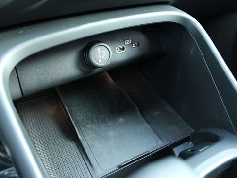 Used 2025 Volvo XC40 B5 Core image 20