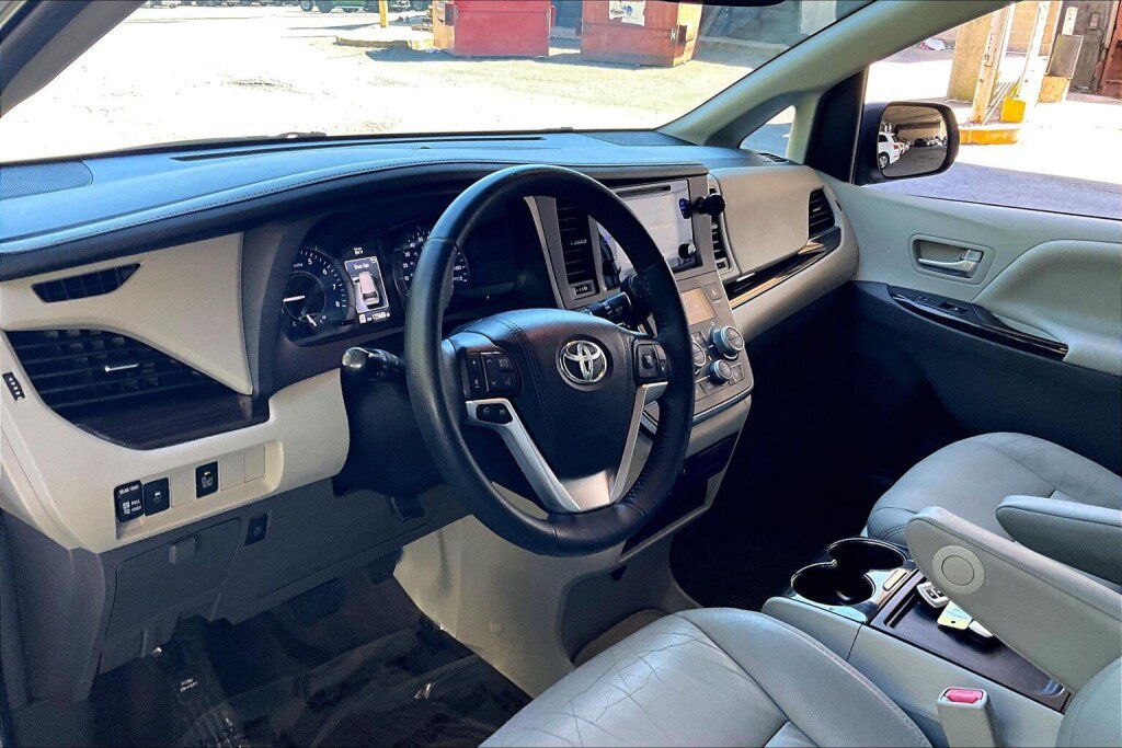 Used 2017 Toyota Sienna XLE FWD image 10