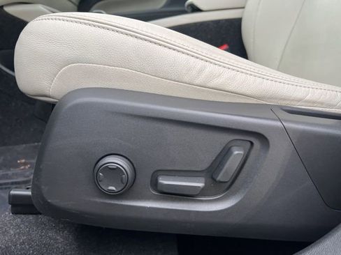 Used 2019 Volvo XC40 T5 Momentum image 26