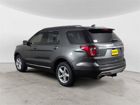 Used 2017 Ford Explorer XLT w/ Equipment Group 202A image 3