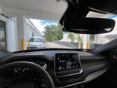 Used 2025 Jeep Compass Trailhawk image 33