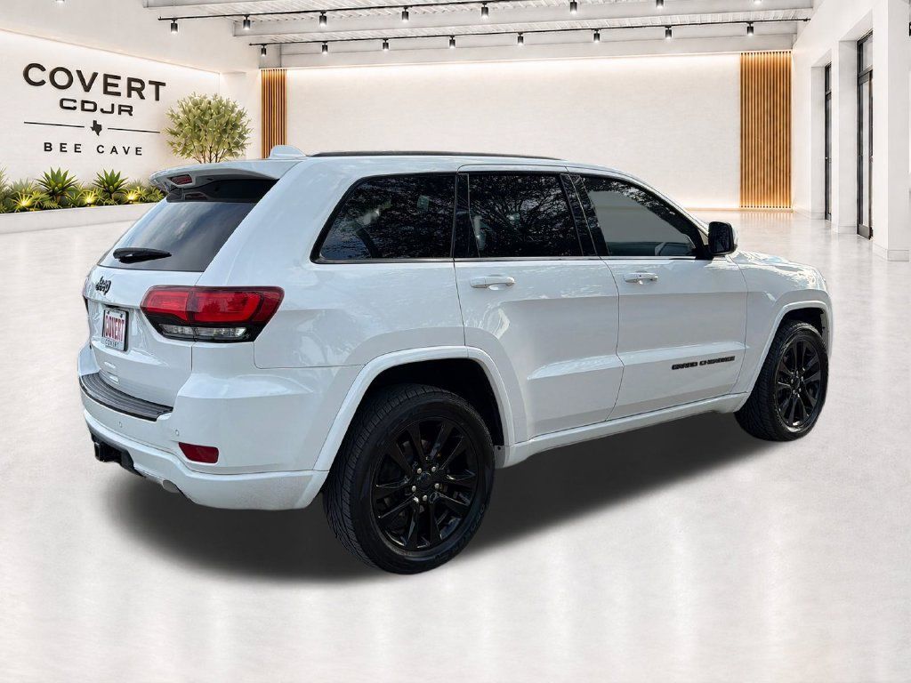 Used 2017 Jeep Grand Cherokee Altitude AWD/4WD image 9