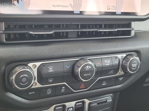 New 2026 Jeep Gladiator Sport AWD/4WD image 17