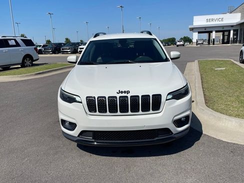 Used 2019 Jeep Cherokee Latitude Plus FWD image 2