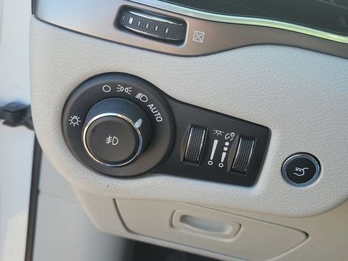 Used 2020 Jeep Cherokee Limited AWD/4WD image 10