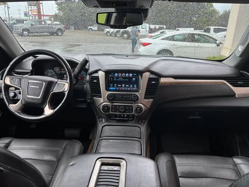 Used 2020 GMC Yukon XL Denali w/ Denali Premium Package AWD/4WD image 13