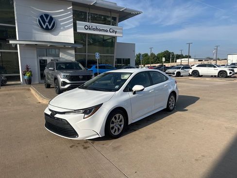 Used 2025 Toyota Corolla LE FWD image 1