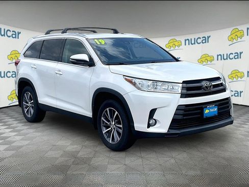 Used 2019 Toyota Highlander XLE AWD/4WD image 1