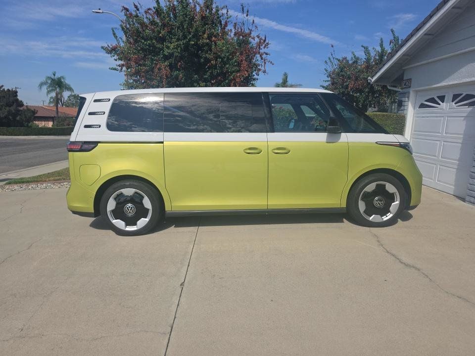 Certified 2025 Volkswagen ID. Buzz Pro S Plus AWD/4WD image 7
