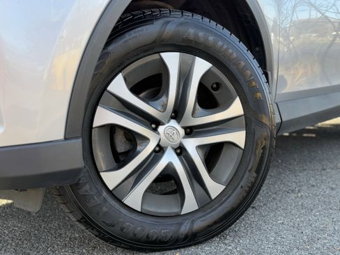 Used 2018 Toyota RAV4 LE image 4