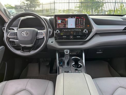 Used 2021 Toyota Highlander Platinum FWD image 17