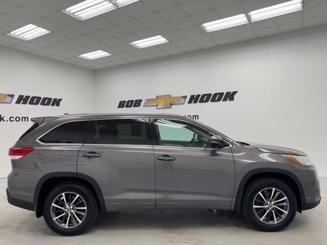Used 2018 Toyota Highlander XLE AWD/4WD image 4