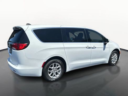 Used 2023 Chrysler Voyager LX FWD image 3
