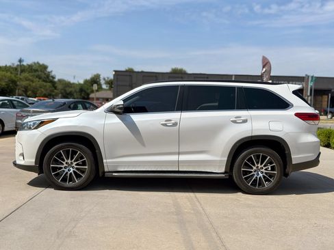 Used 2017 Toyota Highlander XLE FWD image 4