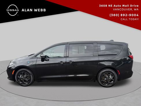 Used 2022 Chrysler Pacifica Touring-L w/ Uconnect Theater Family Group FWD image 6