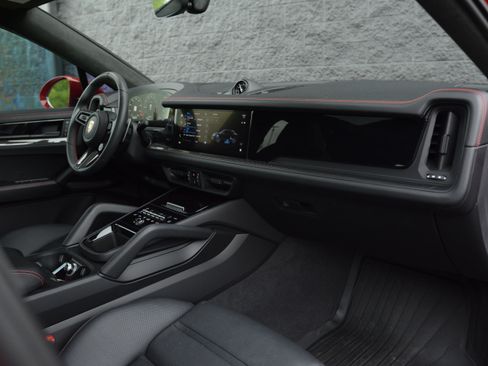 Certified 2025 Porsche Cayenne GTS AWD/4WD image 30