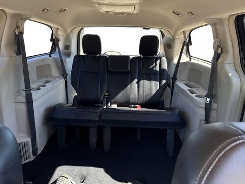 Used 2015 Chrysler Town & Country Touring FWD image 15