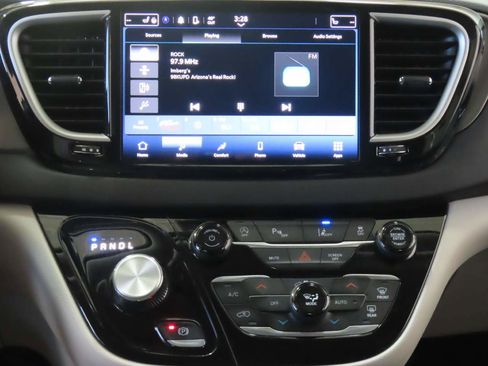 Used 2024 Chrysler Pacifica Touring-L image 10