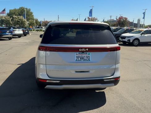 Used 2022 Kia Carnival LX FWD image 6