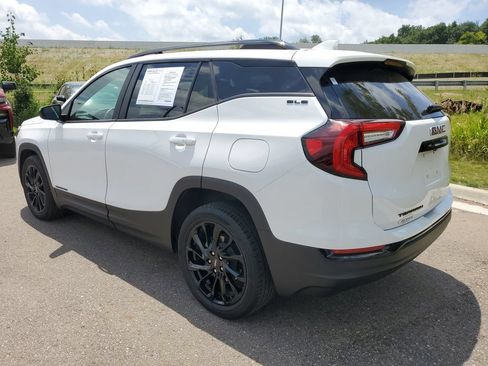 Used 2024 GMC Terrain SLE w/ Driver Convenience Package FWD image 2