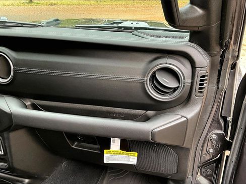 Used 2022 Jeep Gladiator Overland w/ Popular Equipment Package image 23