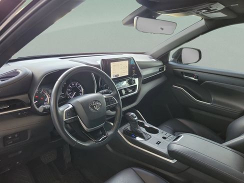 Used 2023 Toyota Highlander XSE FWD image 8