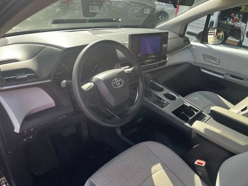 Used 2025 Toyota Sienna LE AWD/4WD image 9