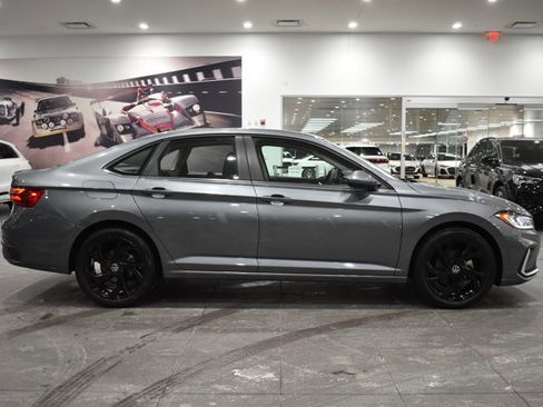 Used 2025 Volkswagen Jetta SE w/ Sunroof Package image 11