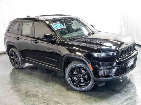 Used 2023 Jeep Grand Cherokee Altitude AWD/4WD image 6
