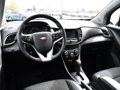 Used 2022 Chevrolet Trax LT w/ LT Convenience Package AWD/4WD image 12