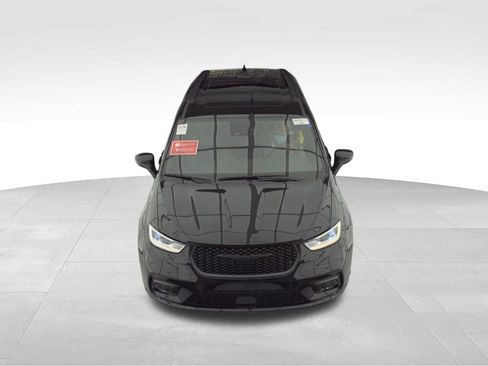 Used 2025 Chrysler Pacifica Limited FWD image 2
