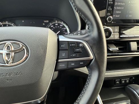 Used 2021 Toyota Highlander XLE image 28