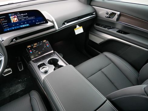 Used 2026 Cadillac Vistiq Luxury w/ LPO, Floor Liner Package AWD/4WD image 9