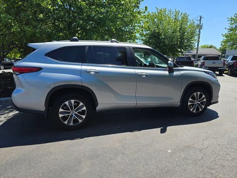 Used 2023 Toyota Highlander XLE AWD/4WD image 9