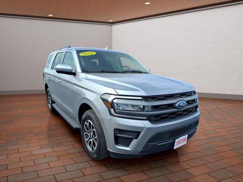 Used 2024 Ford Expedition XLT image 2