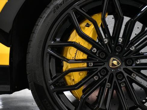 Used 2025 Lamborghini Urus SE AWD/4WD image 26