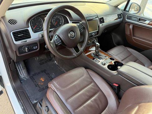 Used 2013 Volkswagen Touareg Sport image 17