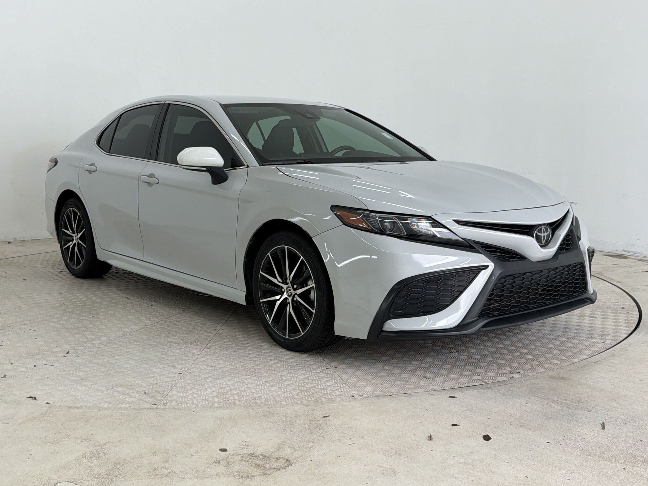 Used 2023 Toyota Camry SE FWD image 7