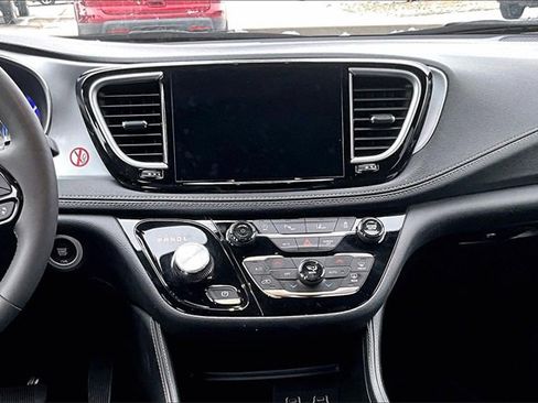 Used 2025 Chrysler Pacifica Limited image 6