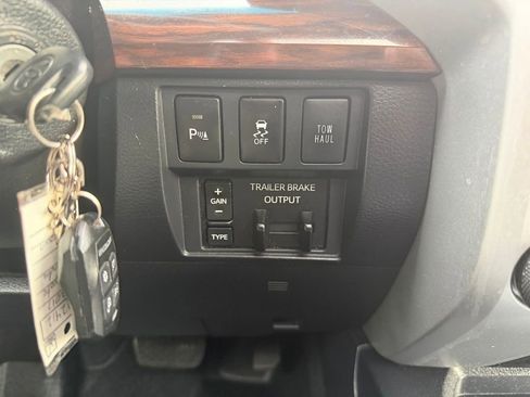 Used 2017 Toyota Tundra Limited w/ Limited Premium Package AWD/4WD image 17