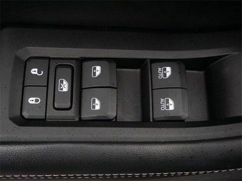 Used 2023 Jeep Grand Cherokee Limited w/ Black Appearance Package image 18